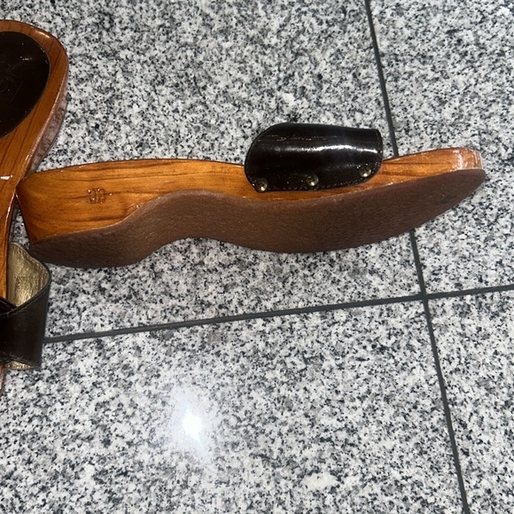 CHANEL black patent leather "Dr. Scholl's" style wooden slides. - Picture 7 of 7